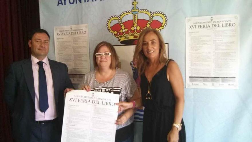 Zorita (Caja Rural), Martínez (concejala de Cultura) y Pérez (directora de la biblioteca) presentan la Feria del Libro.