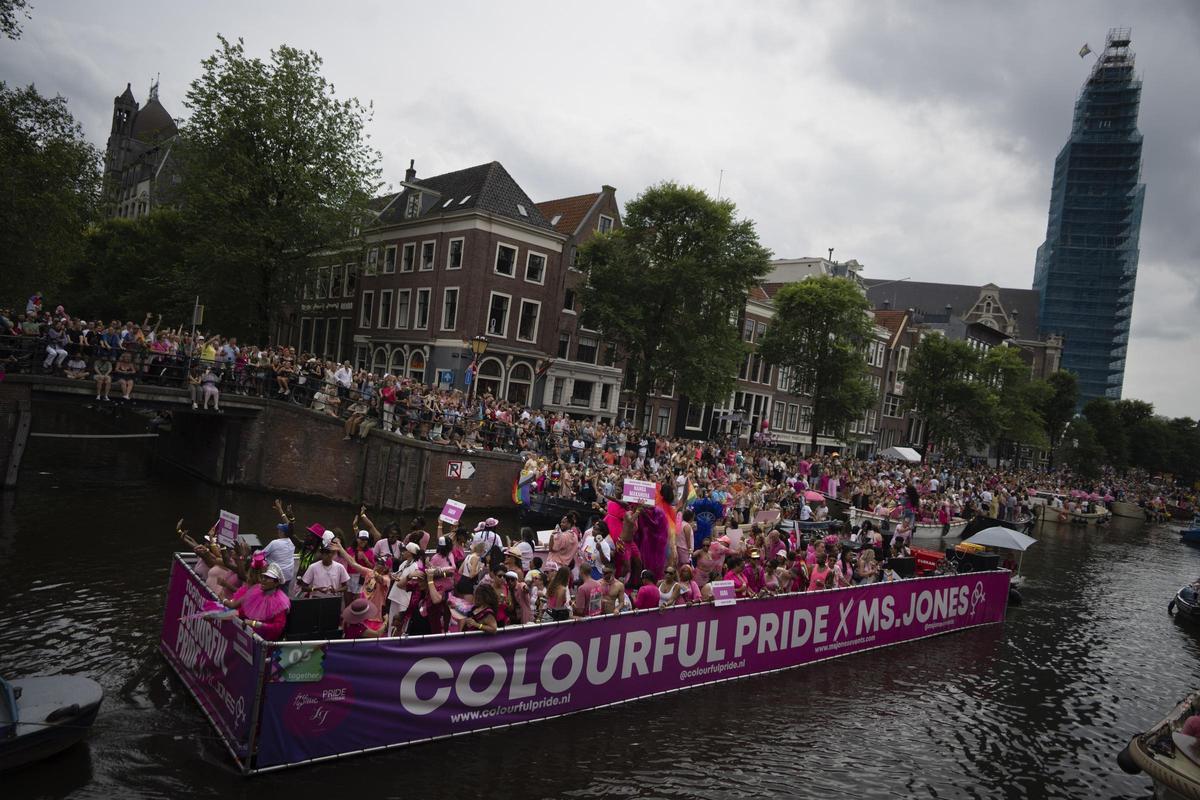 Celebran el desfile anual del orgullo LGTB+ por el Canal en Ámsterdam