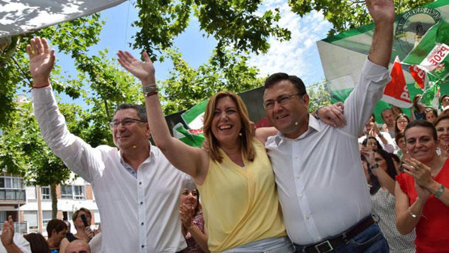 La imagen muestra a Antonio Moreno, Susana Díaz y a Miguel Ángel Heredia durante el acto electoral del PSOE en Vélez-Málaga.