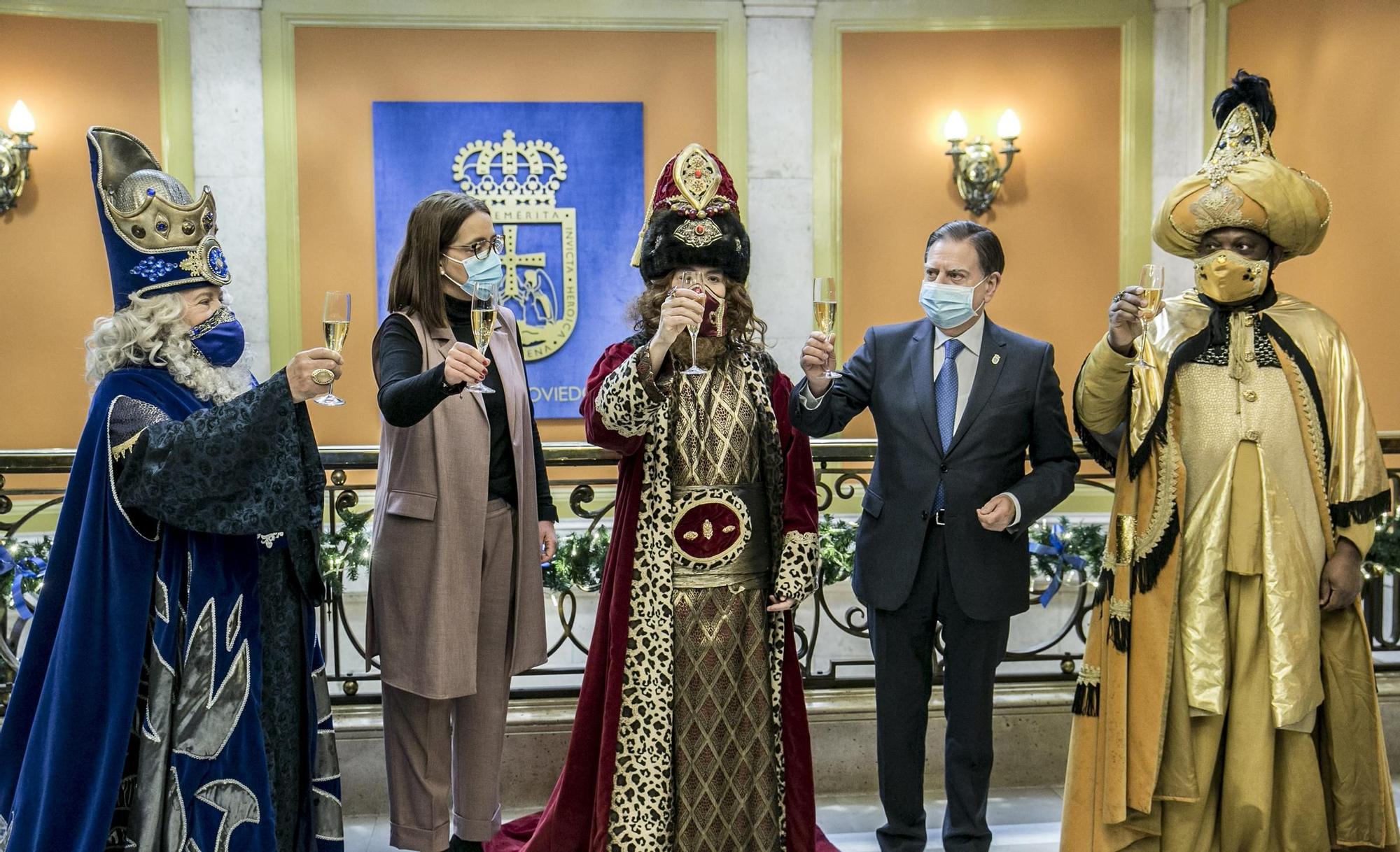 Los Reyes Magos visitan a los niños de Oviedo