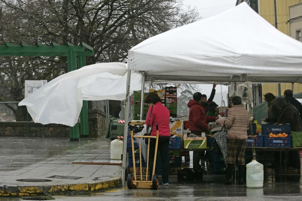 El viento ha alcanzado en Vimianzo los 138,6 kilómetros por hora y los 129,5 en Carnota. Las lluvias han dejado 54,2 litros por metro cuadrado en Santa Comba y 52,2 en Coristanco.