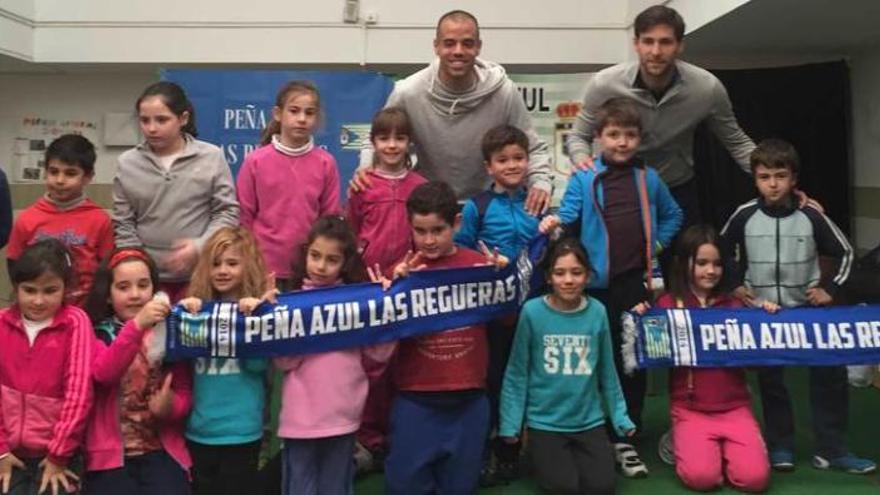 Los jugadores del Oviedo, con los alumnos de primero y segundo de Primaria del colegio Príncipe de Asturias.