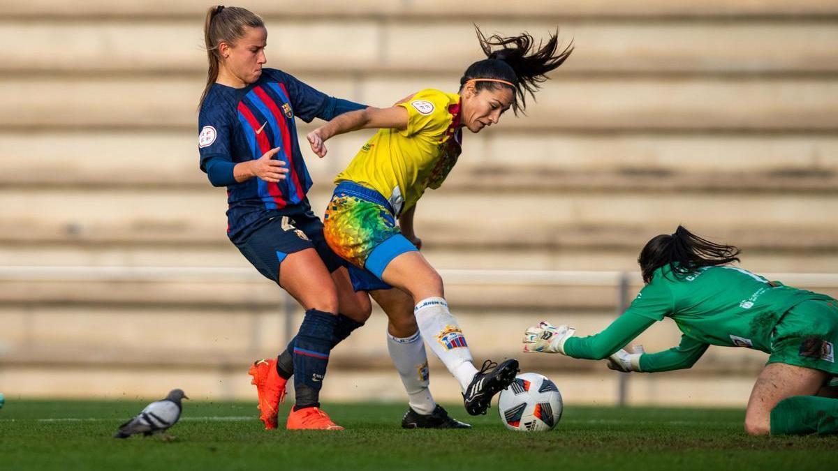 Recalde, guardameta del Juan Grande se lanza para evitar un gol culé