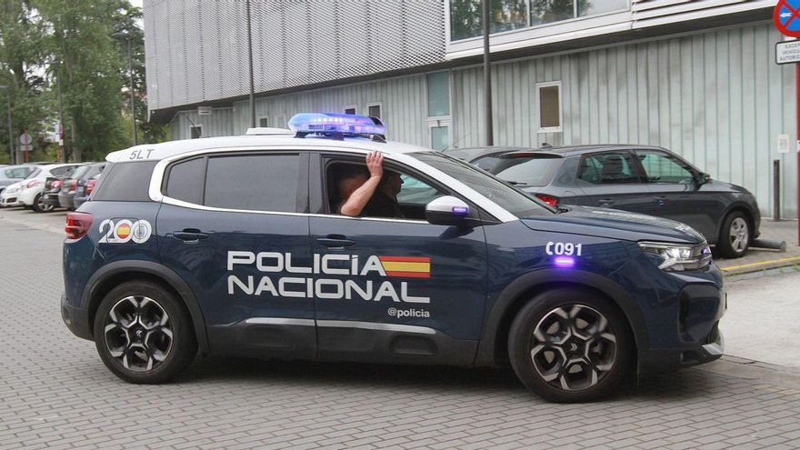 Un vehículo policial entra en el edificio judicial. | Iñaki Osorio