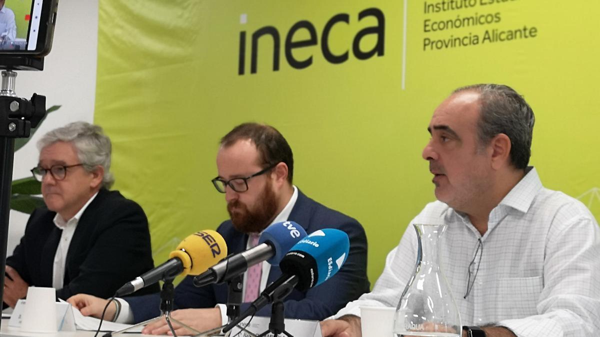 Francisco Llopis, Quino Palací y Nacho Amirola, en la presentación del estudio de Ineca.