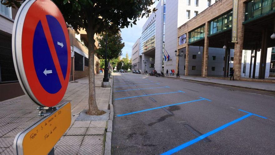 Las nuevas plazas de aparcamiento de la calle Carlos López Otín. | DAVID CABO