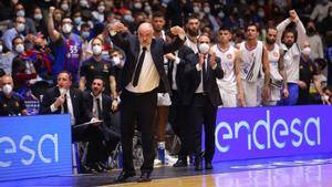 Pablo Laso da instrucciones en un momento de la final de Copa ante el Barça