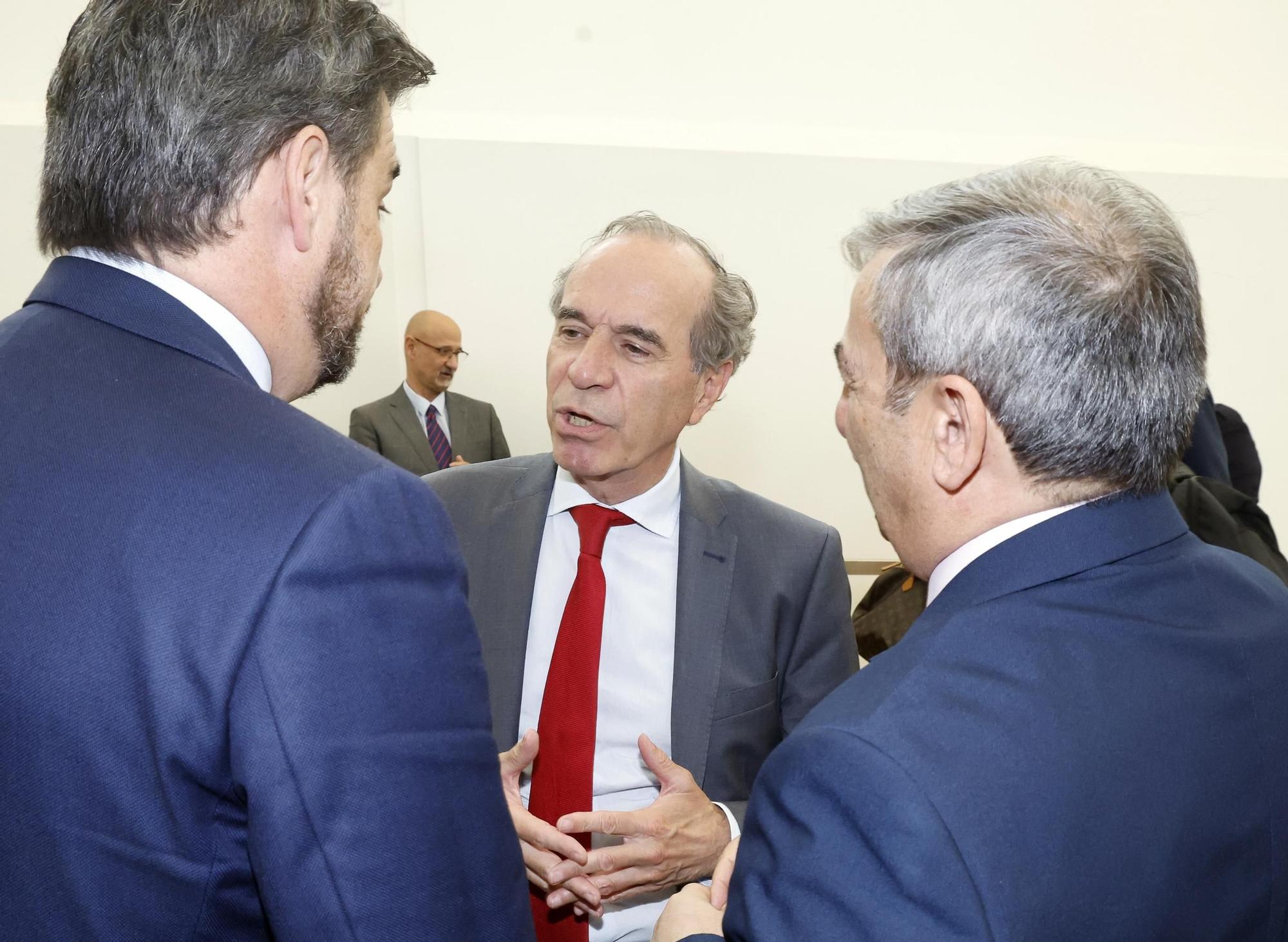 El poder político y empresarial se cita en Santiago