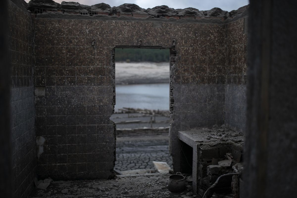 La vista del embalse desde una casa en ruinas, tras la bajada histórica del nivel del agua. // BRAIS LORENZO