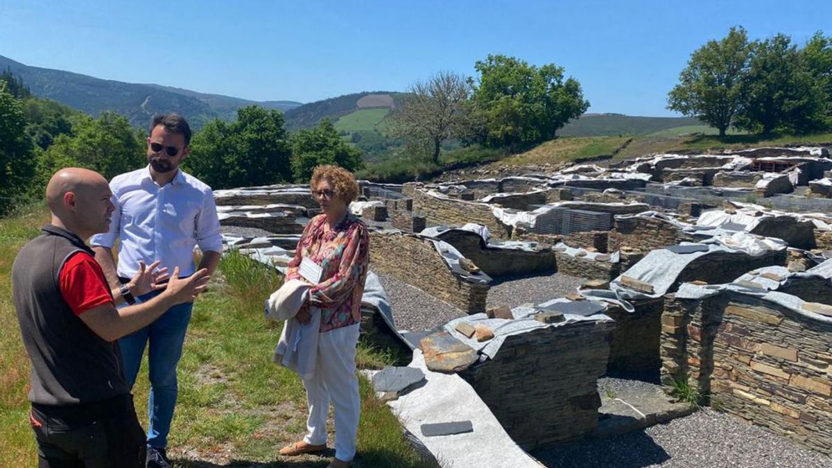 Álvaro Queipo y Gloria García atienden las explicaciones del guía del Chao.