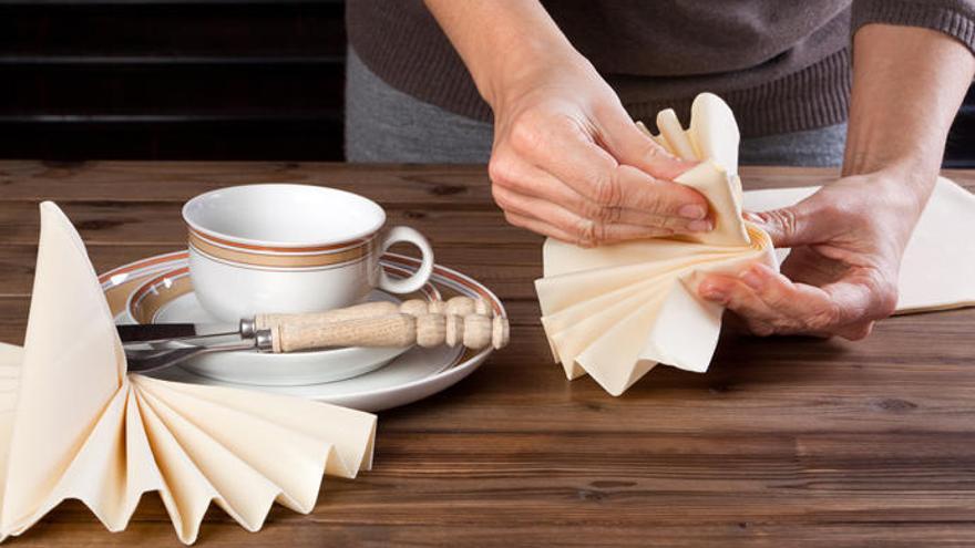 Doblar servilletas de papel - Decorar la mesa con servilletas - Servilleta  forma hoja 