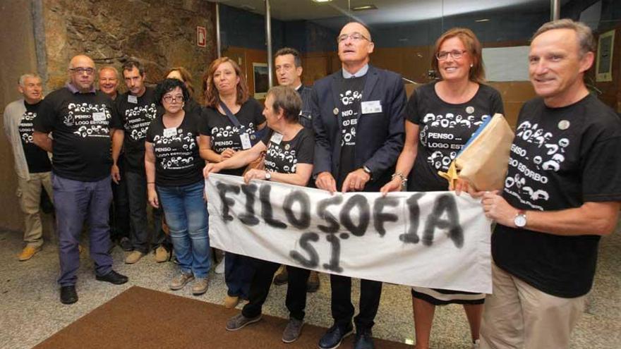 Firmas en el Parlamento por la permanencia de la asignatura de Filosofía.