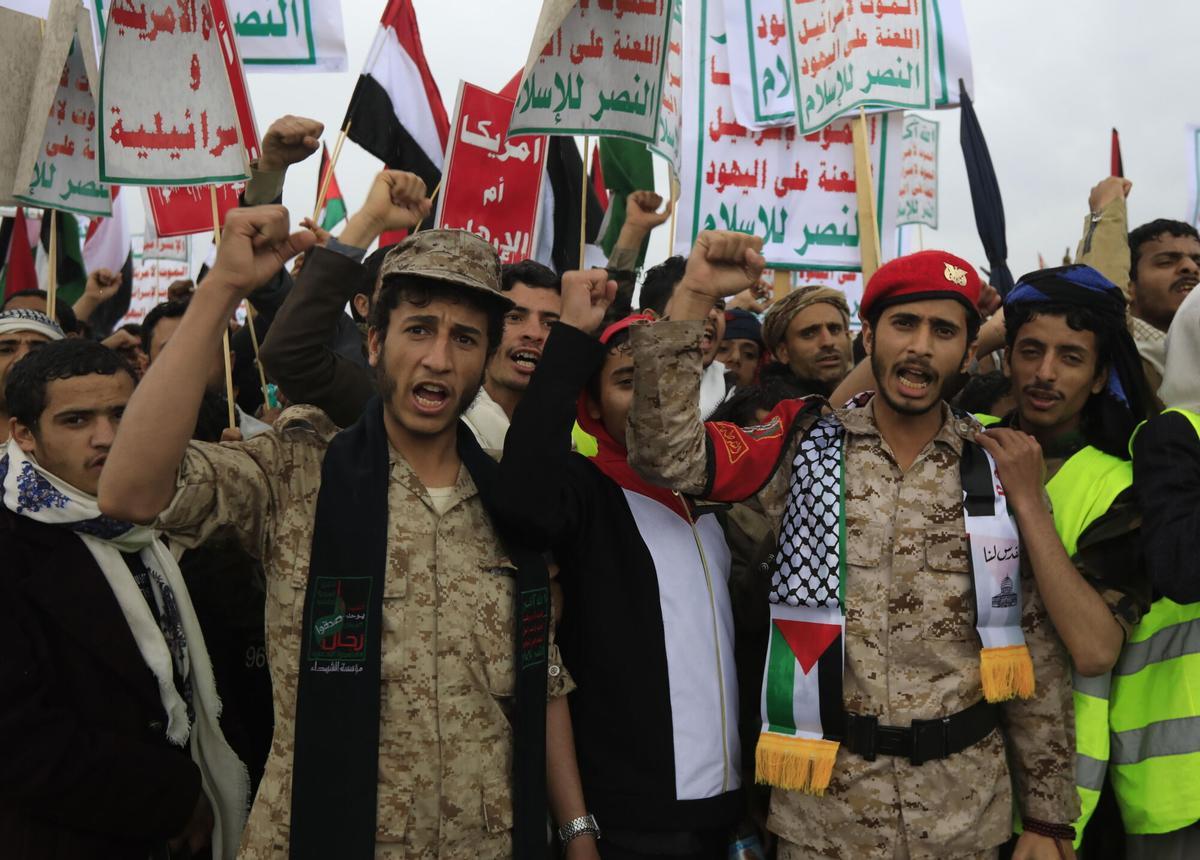 Protesta de hutíes contra EEUU e Israel, en Sanaa, la capital del Yemen