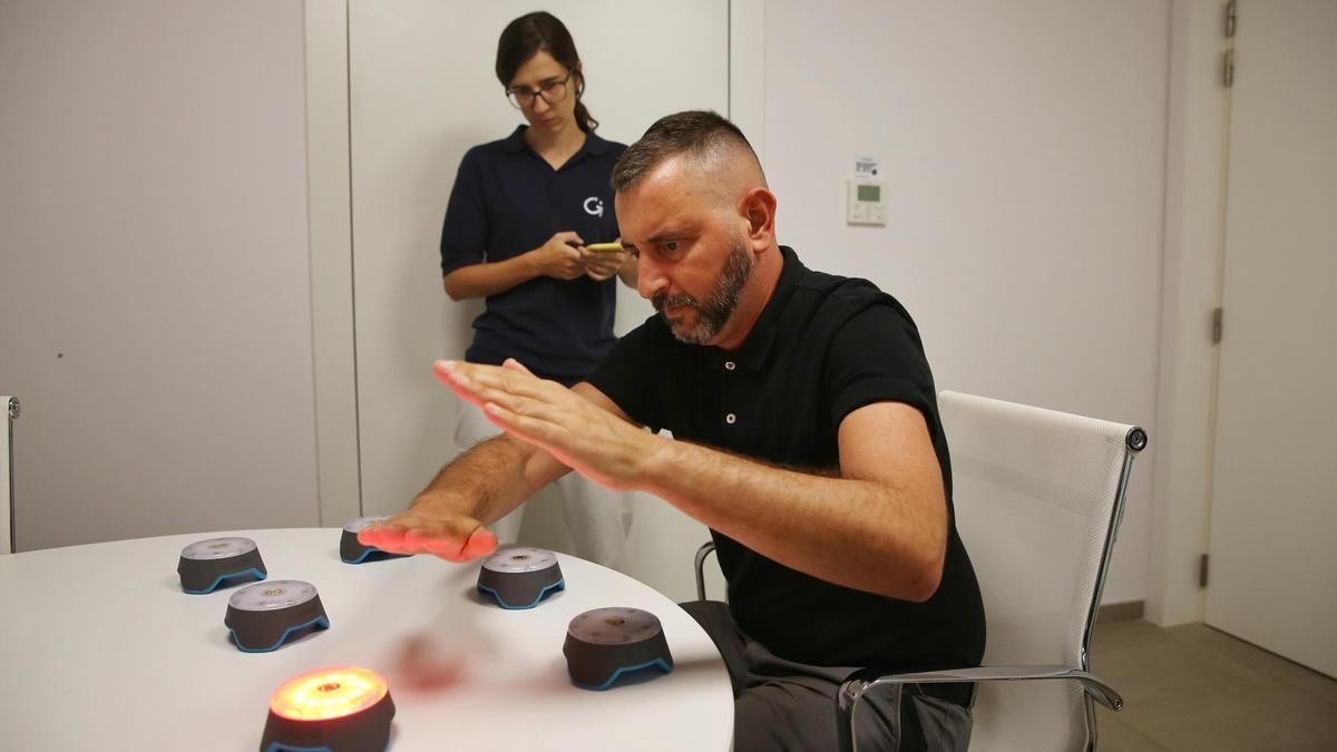 Raúl González, paciente del Institut Guttmann, realiza ejercicios de neurorrehabilitación tras someterse a una cirugía cerebral.