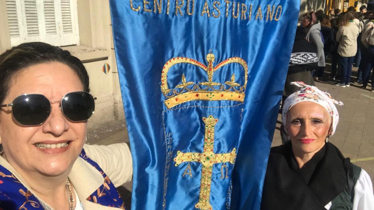 Marcela Amenábar, a la izquierda, en el desfle de colectividades asturianas en Mar del Plata.