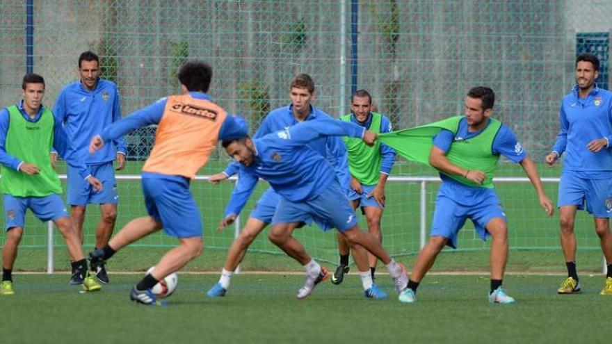 Tubo tratar de robar la pelota a Tomás rodeado de varios compañeros durante un entrenamiento en Príncipe Felipe. // Gustavo Santos