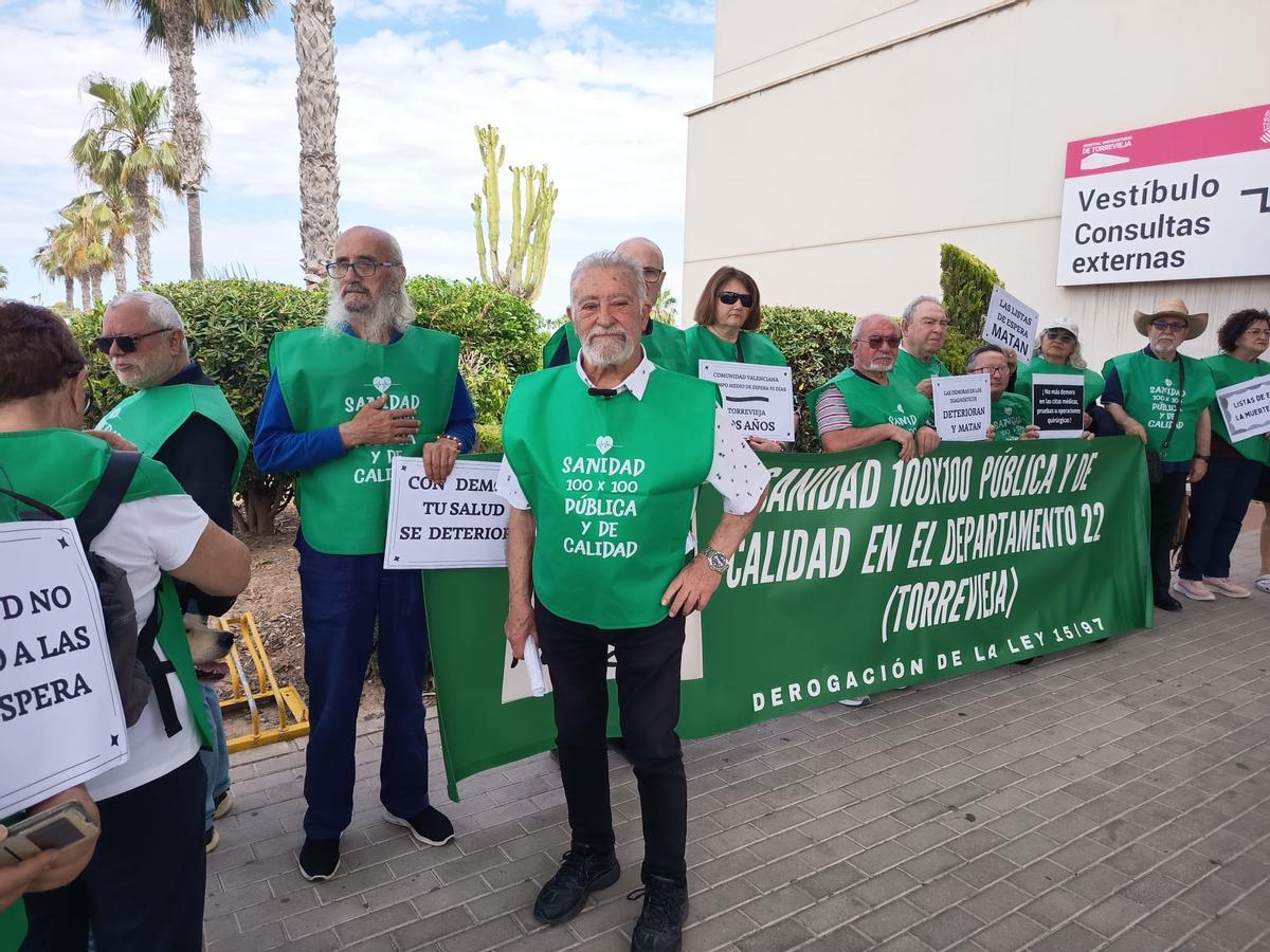 Un momento del acto en el acceso a las consultas externas del hospital universitario de Torrevieja