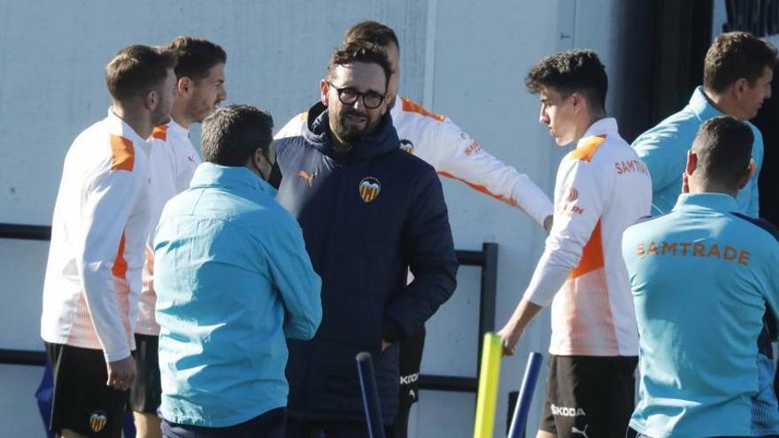 José Bordalás charla con
sus jugadores en la ciudad
deportiva de Paterna.  j.m.lópez | J.M. LÓPEZ