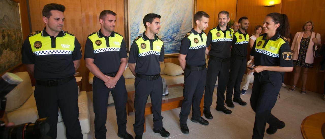 Toma de posesión de nuevos policías locales interinos de Alicante el mes pasado.