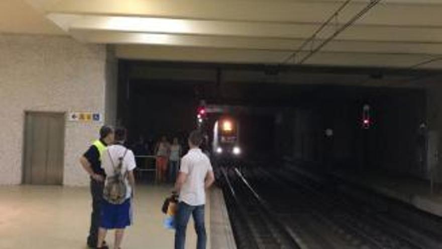 Un fallo en la catenaria provoca el pánico y causa retrasos en el metro