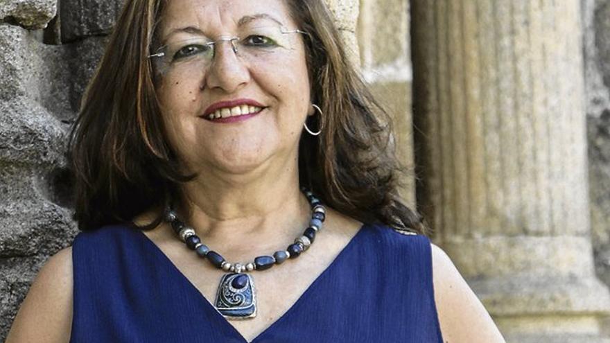 Inma Chacón, narradora y poetisa. Coautora del texto de 'Las Cervantas' : "Las  Cervantas reivindica la dignidad de las personas frente a la corrupción y  los engaños" - El Periódico Extremadura