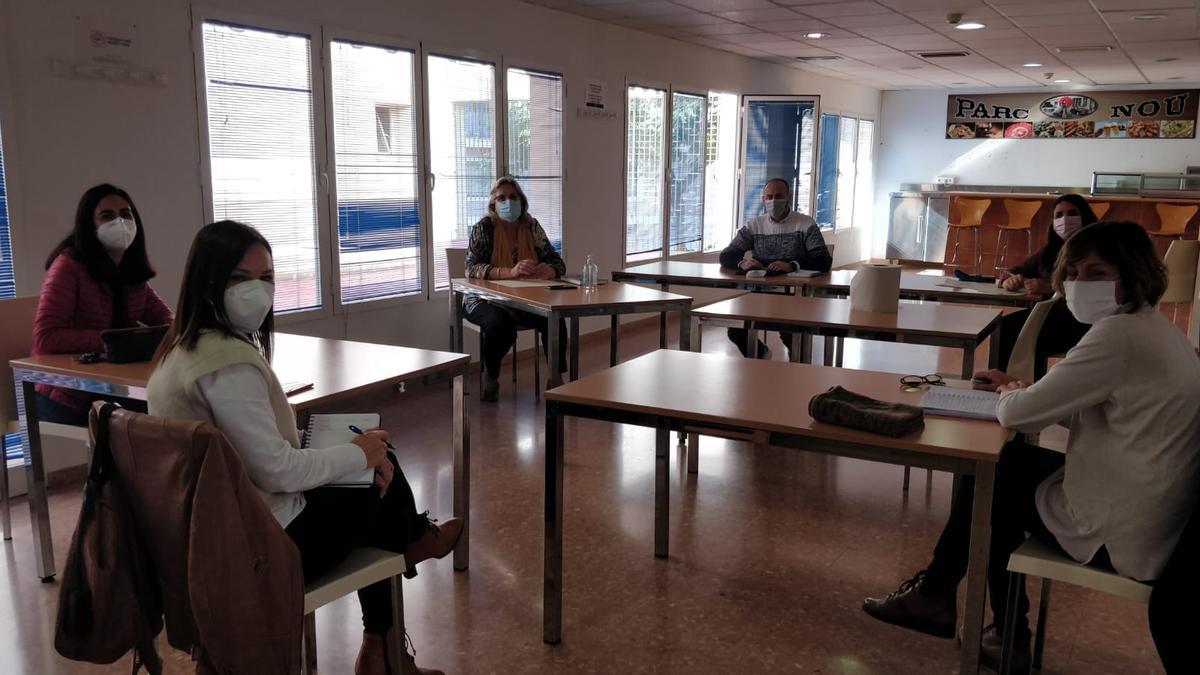 Un momento de la reunión para tratar la violencia de género en los centros educativos de Crevillent