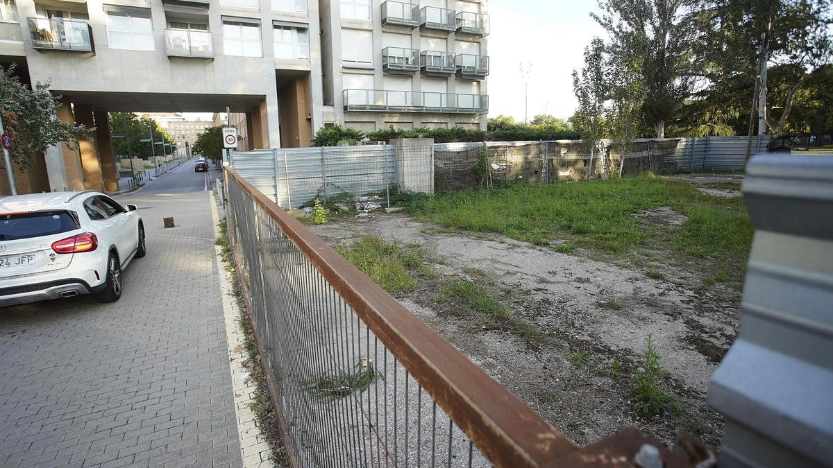 Part del solar tancat vist des del carrer Oriol Martorell.