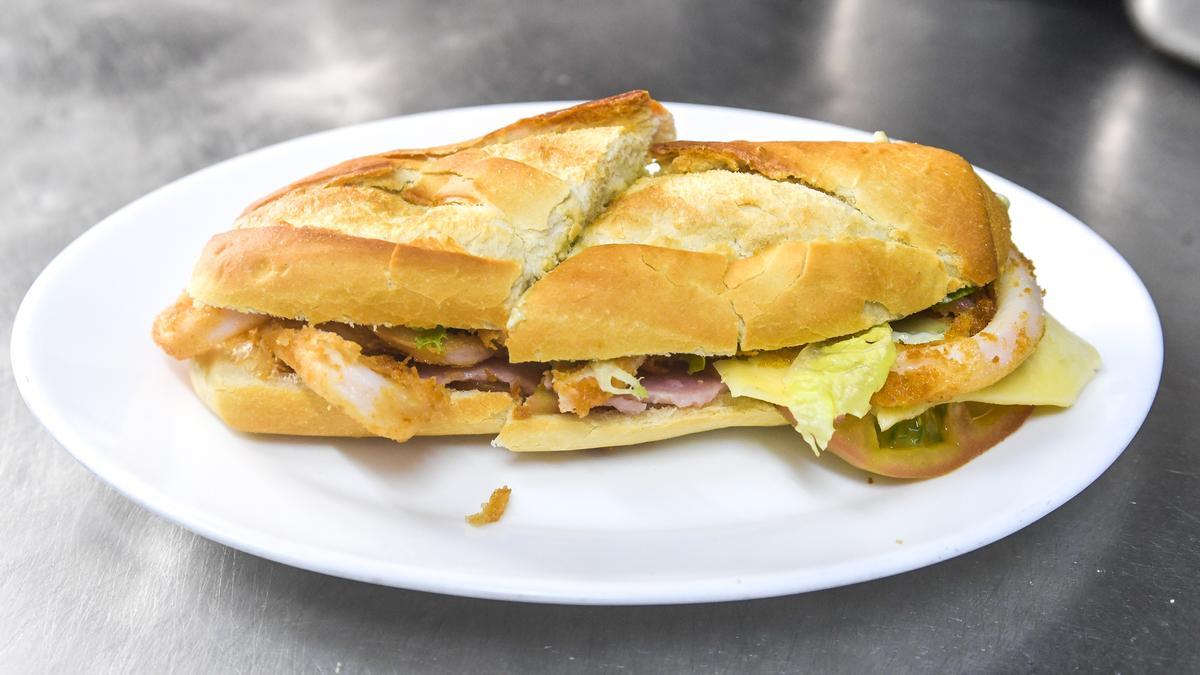 Bocadillo de calamares del Bar Kojak, elegido como el más elegido de la provincia por la aplicación de Glovo. 