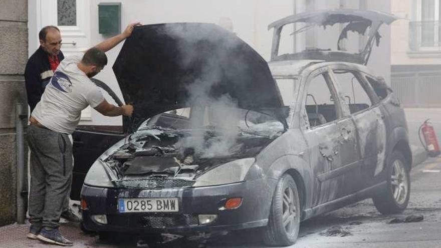 El vehículo calcinado tras el incendio. // S.A.