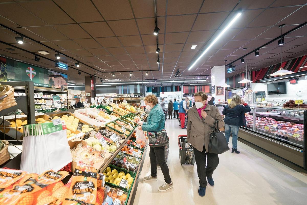 Archivo - Personas compran en un supermercado, en una imagen de archivo. Archivo - Personas compran en un supermercado, en una imagen de archivo.