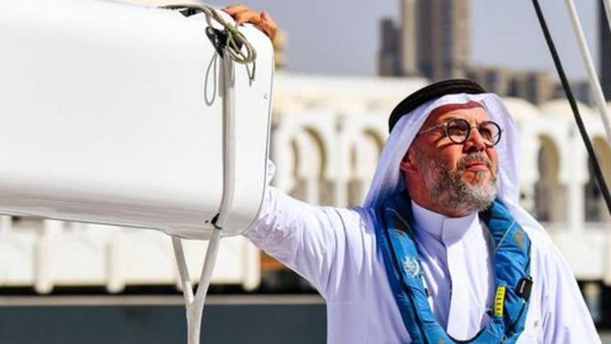 Un hombre navega en las inmediaciones del Jeddah Yacht Club.