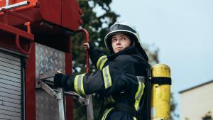 Una mujer del cuerpo de bomberos.