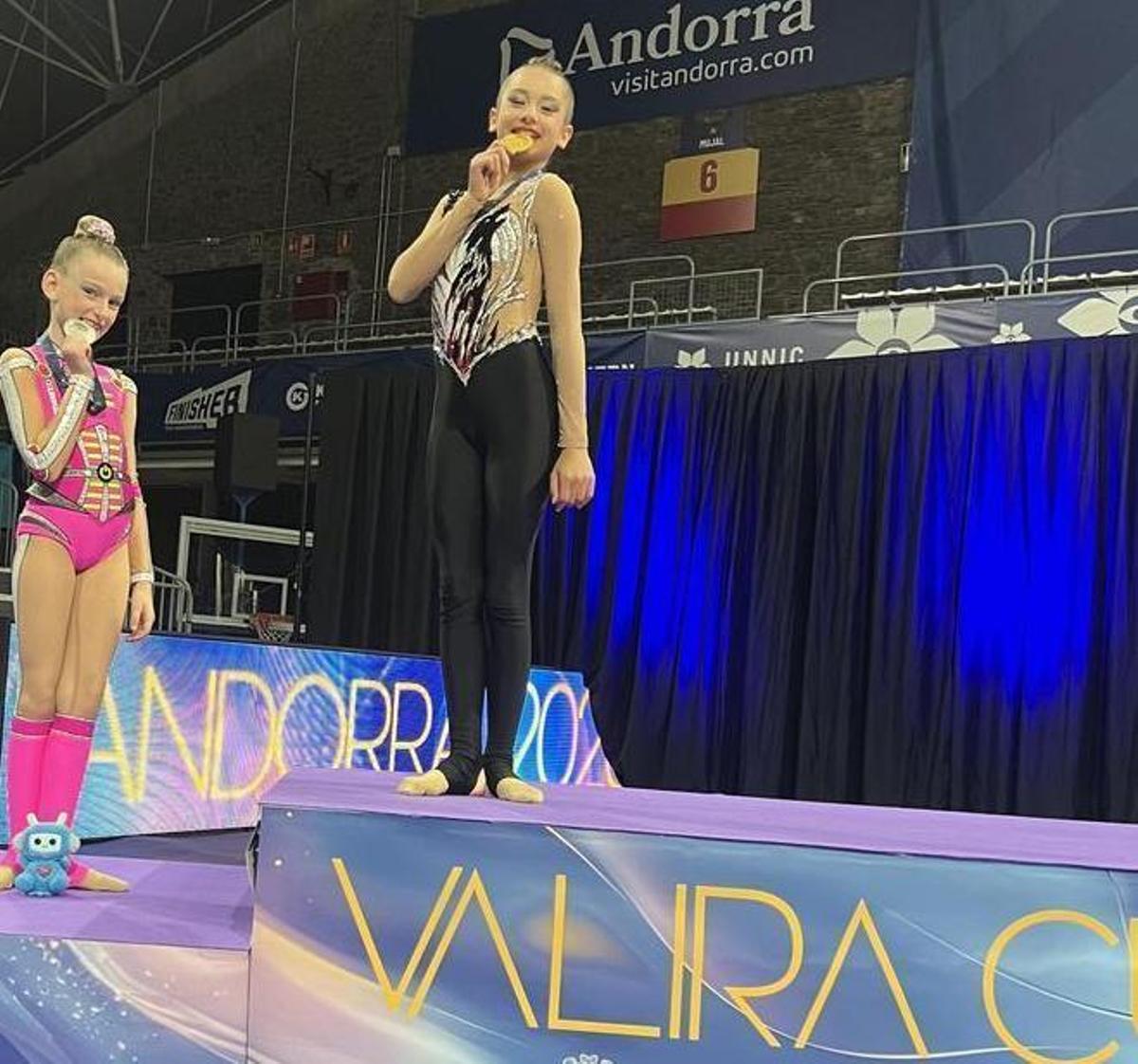 Julia Carreño y Ada Mediero posan con sus medallas logradas en Andorra