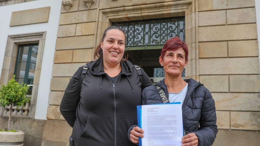 Cristina Angustia y Silvia García presentaron el escrito.