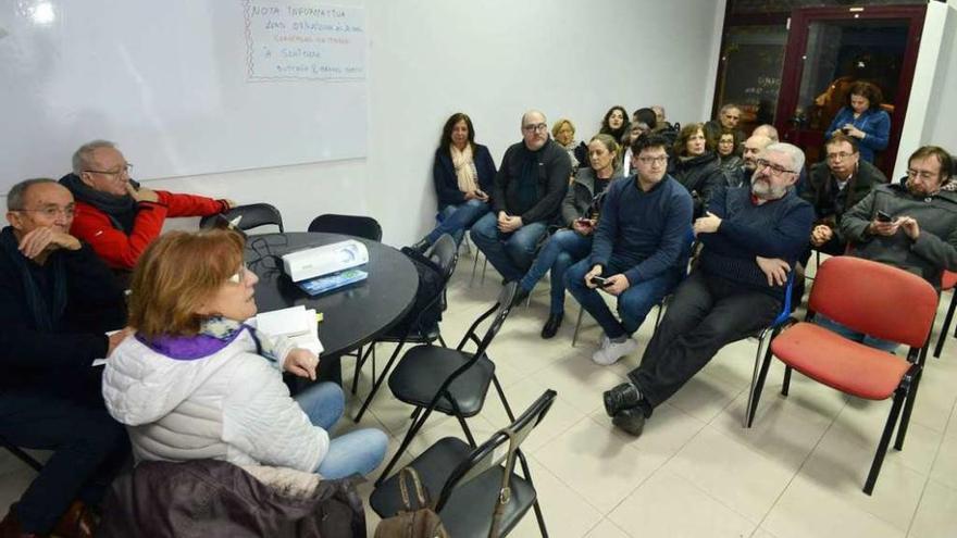 La sanidad pública, a debate en Marea Pontevedra  |  El ciclo &quot;Conversas en Marea&quot; que organiza Marea Pontevedra abordó ayer, precisamente, la situación sanitaria en la comarca. Bajo el título &quot;Sanidade: dereito ou negocio&quot;, la conferencia en la sede de la formación, contó con la presencia del senador de En Marea José Manuel García Buitrón, médico y especialista en transplantes en el Hospital Juan Canalejo de A Coruña y del también doctor Manuel Martín, portavoz de la plataforma SOS Sanidade Pública.