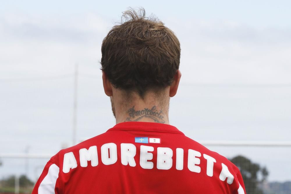 El Sporting presenta a Amorebieta