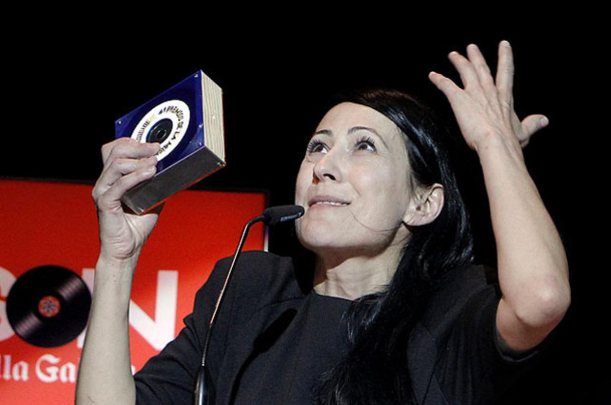 La cantant d’’El columpio asesino’,  Cristina Martínez, rep el premi a millor artista de l’any durant l’entrega dels Premis de la Música Independent que s’ha celebrat a Madrid.