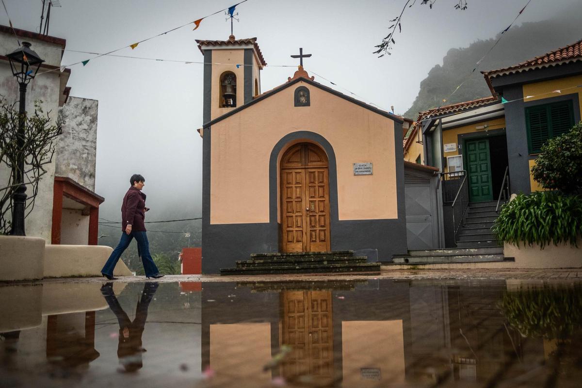 La plaza de Las Carboneras con grandes charcos en un día de lluvia.