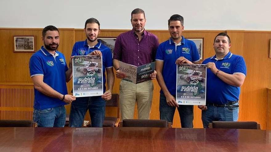 Integrantes de la Escudería Estradense, con el alcalde, José López, en la presentación del evento.