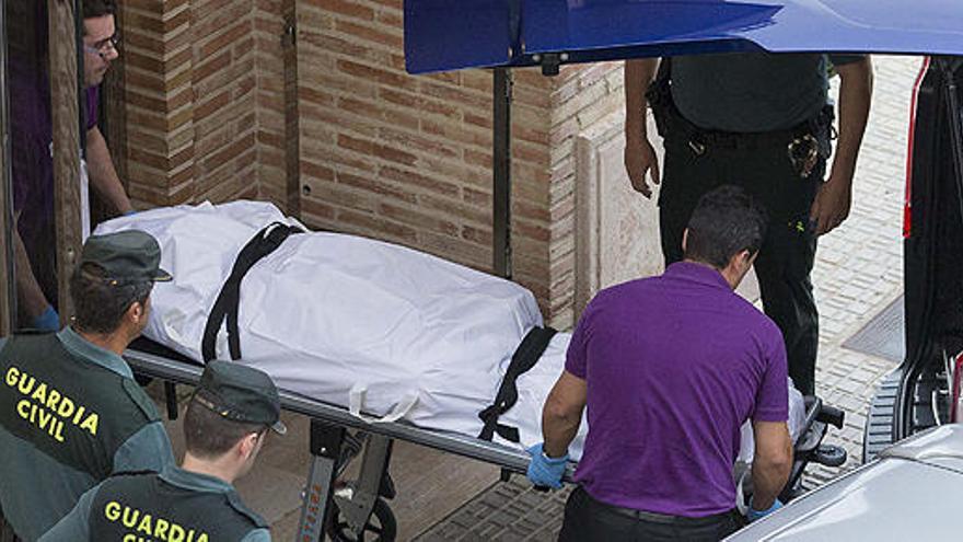 Traslado del cuerpo de una mujer asesinada en Murcia.