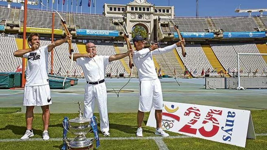 Marc López, el arquero Antonio Rebollo y Rafel Nadal en la sesión fotográfica conmemorativa de los 25 años de Barcelona 92 en Montjuïc.