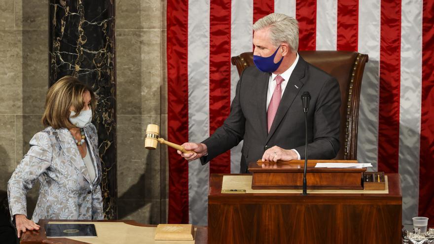 Un líder republicano de EEUU bromea con atizar con un mazo a Pelosi