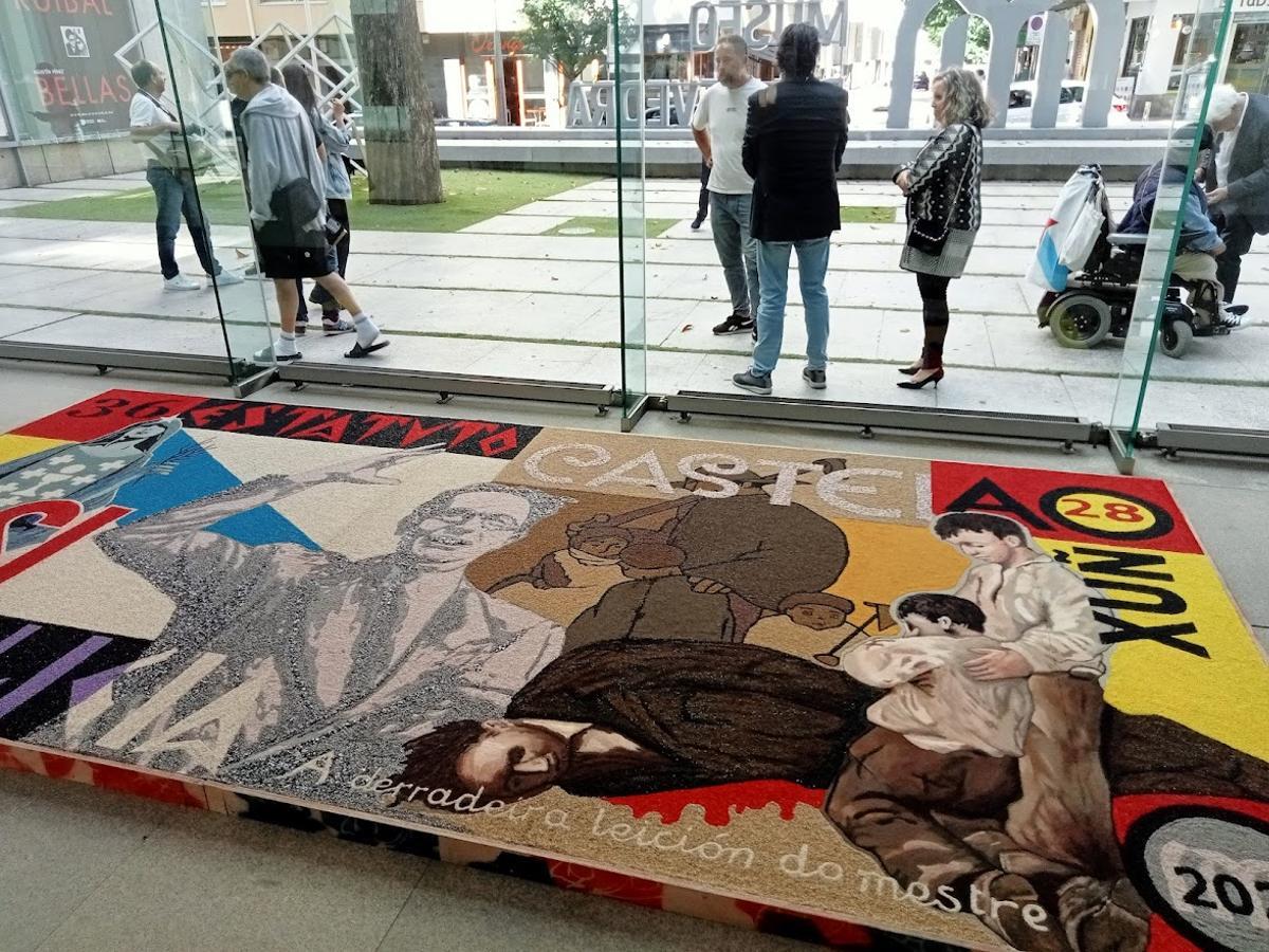 Alfombrado floral que recuerda la participación de Castelao en el referendum del Estatuto.