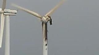El fuerte viento por la borrasca Óscar destroza un aerogenerador del parque eólico de Montaña Mina