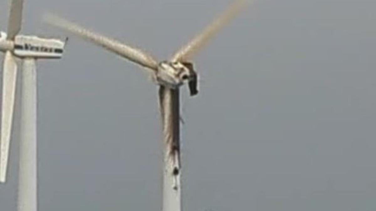 Piezas desintegrándose de uno de los molinos de viento de Montaña Mina en la tarde del miércoles, 7 de junio, por la borrasca Óscar.