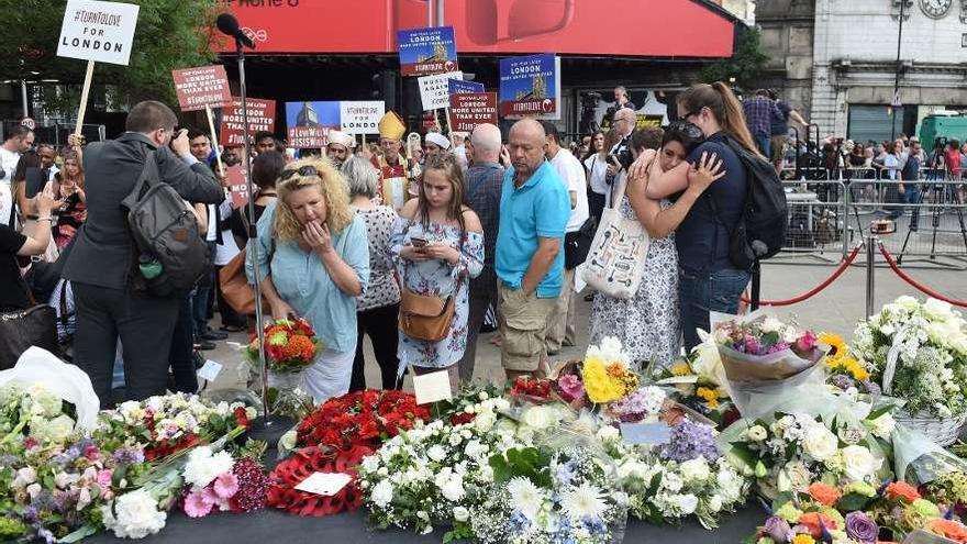 Ofrenda floral ayer en Londres a las víctimas del atentado de hace un año en la capital británica.  // Efe