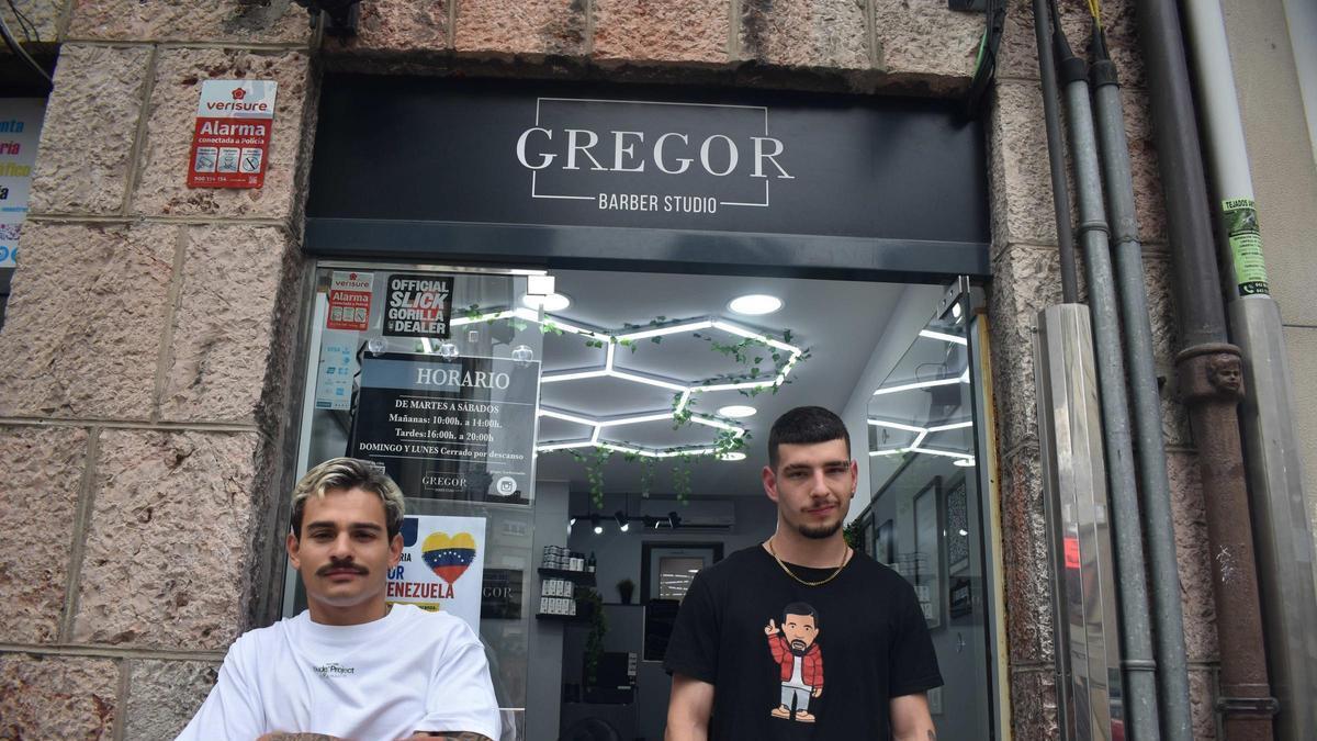 Gregor Ramírez y José Núñez, a las puertas de Gregor Barber Studio, en el corazón de Cangas de Onís.