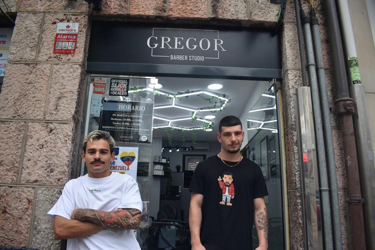 Gregor Ramírez y José Núñez, a las puertas de Gregor Barber Studio, en el corazón de Cangas de Onís.