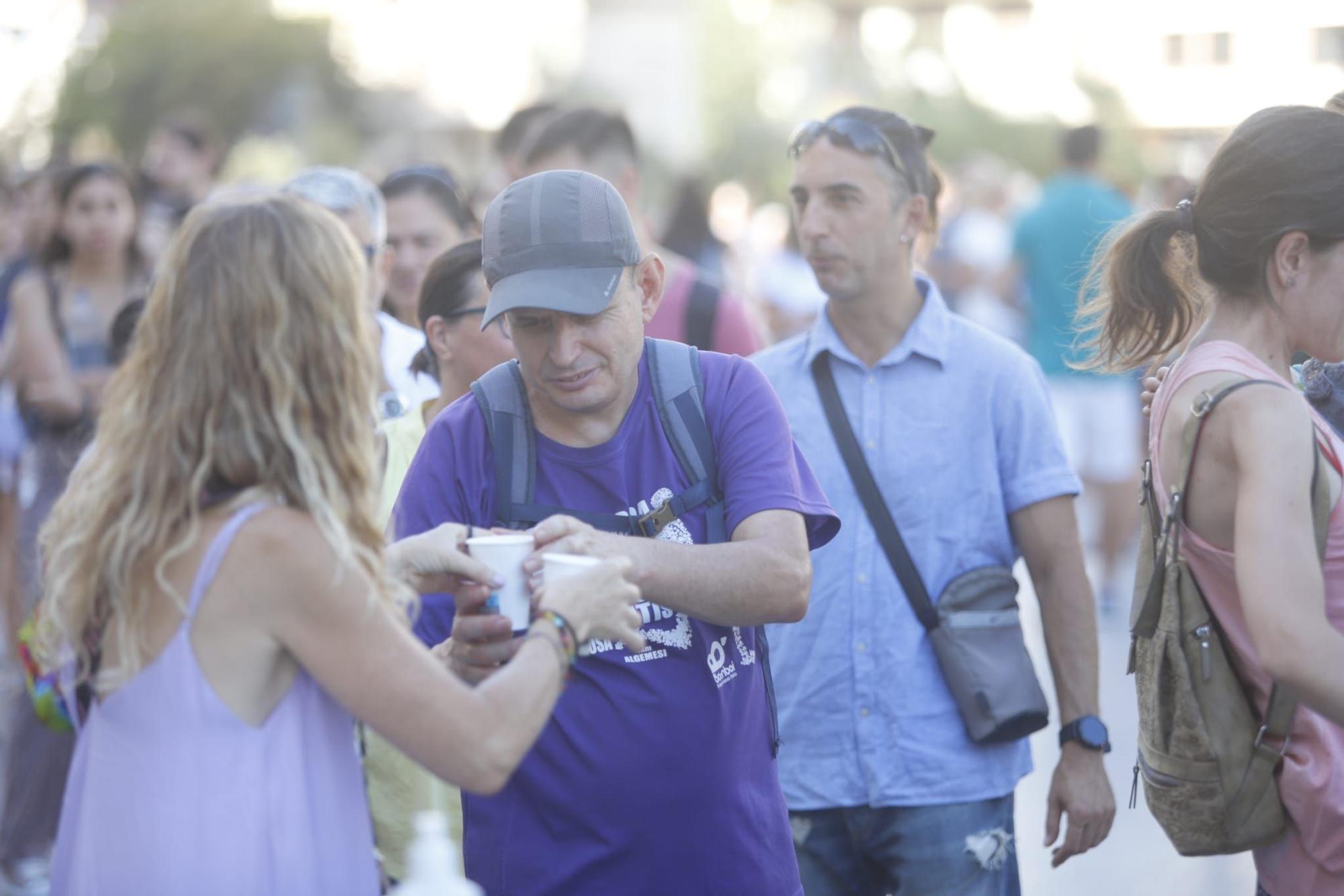 Cientos de personas y degustaciones gratis en el Día de la Horchata en València