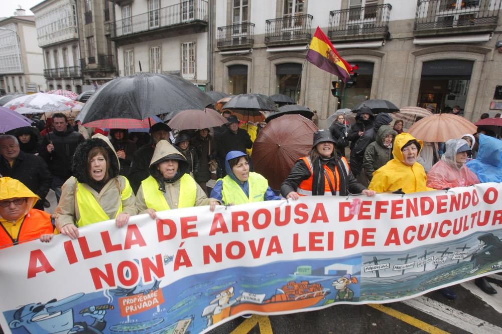 Miles de marineros protestan en Galicia para defen